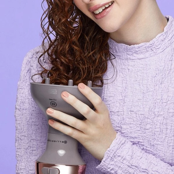Método Pixie: Recogiendo una sección de cabello dentro del difusor para secarlo.